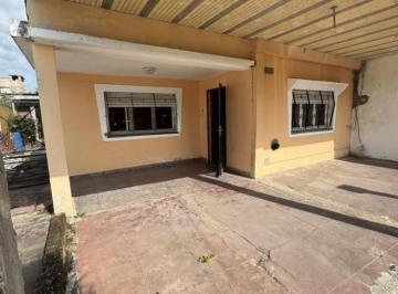 Casa · 80m² · 3 Ambientes · 2 Cocheras · Casa con un Dormitorio, Jardin Al Frente con Entrada de Auto y Quincho