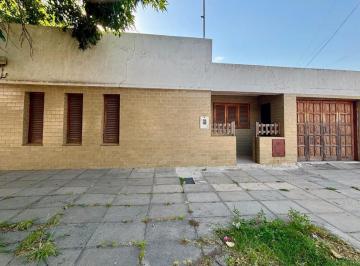Casa · 100m² · 3 Ambientes · 1 Cochera · Casa a Refaccionar C/patio y Cochera | Barrio Roma