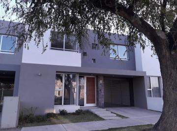 Casa de 6 ambientes, Córdoba · Valle Escondido - 3 Dorm.
