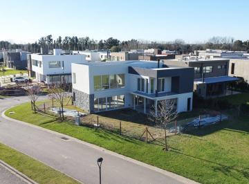 Casa · 198m² · 4 Ambientes · 4 Cocheras · Casa a Estrenar en Lagoon Pilar