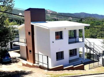 Casa · 80m² · 5 Ambientes · 1 Cochera · Venta Departamento en PH en La Falda, Remato
