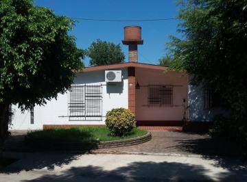 Casa · 90m² · 6 Ambientes · 1 Cochera · Amplisima! Casa 4 Dorm en B° Parquefield. Pileta y Jardin!