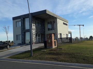 Casa · 210m² · 4 Ambientes · 1 Cochera · Venta de Casa en Araucarias, Puerto del Lago, Escobar.