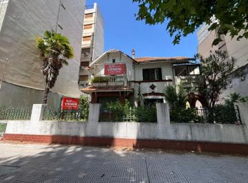 Casa de 6 ambientes, Villa del Parque · Venta. - Casa a Refaccionar. Doble Frente 17.32 X 31.93 - Sup Total 553 m²