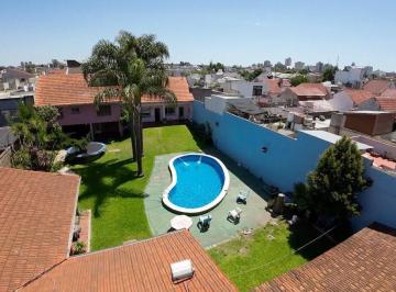 Casa · 247m² · 8 Ambientes · 5 Cocheras · Venta Gran Casa de 5 Ambientes + Casa de Huespedes