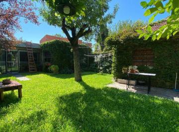 Casa · 273m² · 4 Ambientes · 1 Cochera · Venta Casa 4 Ambientes Hurlingham Cochera Parque