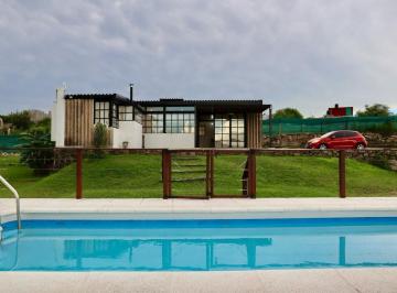 Casa · 100m² · 3 Ambientes · 1 Cochera · Venta Casa Quinta con Pileta en Tanti 5000 m
