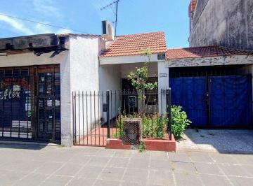 Casa · 90m² · 3 Ambientes · 1 Cochera · Venta Oportunidad Unica! Propiedad a Refaccionar