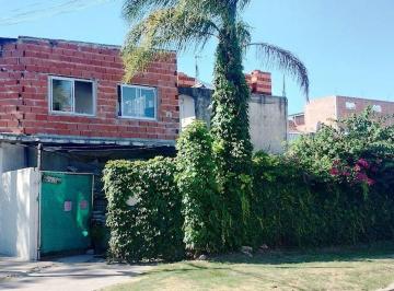 Casa · 95m² · 2 Ambientes · 1 Cochera · Venta Casa + Local