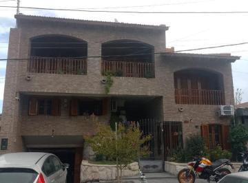 Casa · 282m² · 8 Ambientes · 2 Cocheras · Hermosa Casa Tres Pisos Barrio Av Sur Gllen