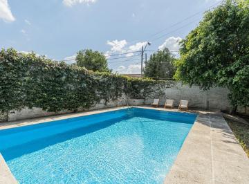 Casa · 207m² · 6 Ambientes · Casa con Parque y Pileta en Venta Av del Libertador 700, Castelar, Partido de Morón, Pba