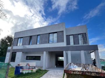 Casa · 188m² · 5 Ambientes · 2 Cocheras · Casa en El Canton Norte