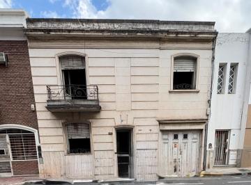 Casa · 196m² · 8 Ambientes · 1 Cochera · Casa en Venta Alberdi Dean Funes 1087 Apto Emprendimiento