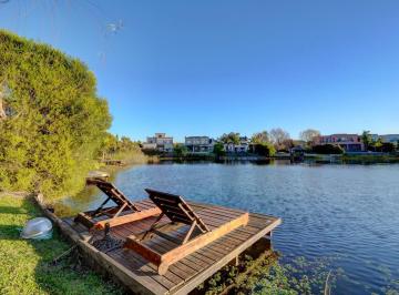 Casa · 200m² · 4 Ambientes · 3 Cocheras · Casa en Alquiler Al Lago en Barrio Los Sauces
