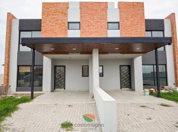 Casa · 149m² · 4 Ambientes · 1 Cochera · Duplex en Venta en Quebradas de Manantiales 3 Dorm