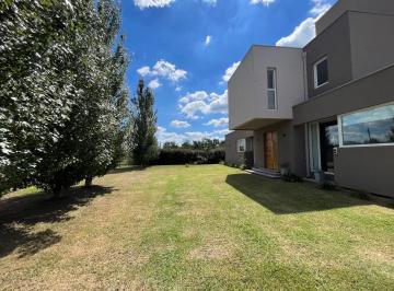 Casa · 172m² · 4 Ambientes · 1 Cochera · Casa en Barrio del Carmen - Lobos