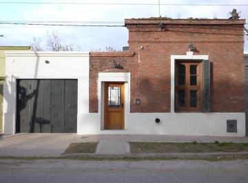 Casa · 117m² · 3 Ambientes · 1 Cochera · Casa a Estrenar y Reciclada en Lobos