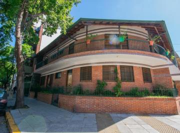 Casa · 321m² · 6 Ambientes · 2 Cocheras · Imponente Casa en Esquina Sobre Lote Propio