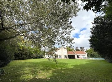 Casa · 339m² · 5 Ambientes · 2 Cocheras · Excelente Casa a La Venta en Pinguinos