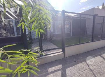 Casa · 120m² · 3 Ambientes · 1 Cochera · Casa 2 Dorm. con Piscina en Barrio Spino Florido - Cipolletti