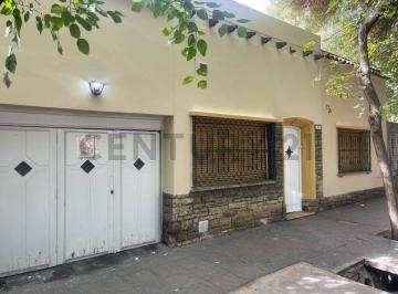 Casa · 200m² · 5 Ambientes · 2 Cocheras · Alquiler de Casa en Quinta Sección Mendoza