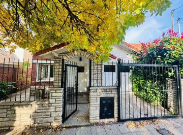 Casa · 160m² · 3 Ambientes · 1 Cochera · Casa en Berutti 4400 de Tres Ambientes con Escritorio y Quincho