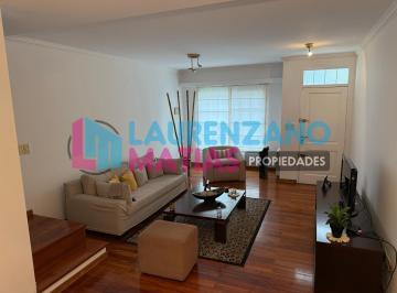 PH · 135m² · 5 Ambientes · 2 Cocheras · Venta Triplex de 5 Amb. con Jardín, Quincho y Dos Cocheras