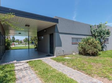 Casa · 82m² · 4 Ambientes · 1 Cochera · Casa en Roldán