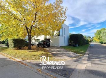 Casa · 196m² · 4 Ambientes · 1 Cochera · Casa en Venta en La Montura, Pilar, G. B. a. Zona Norte