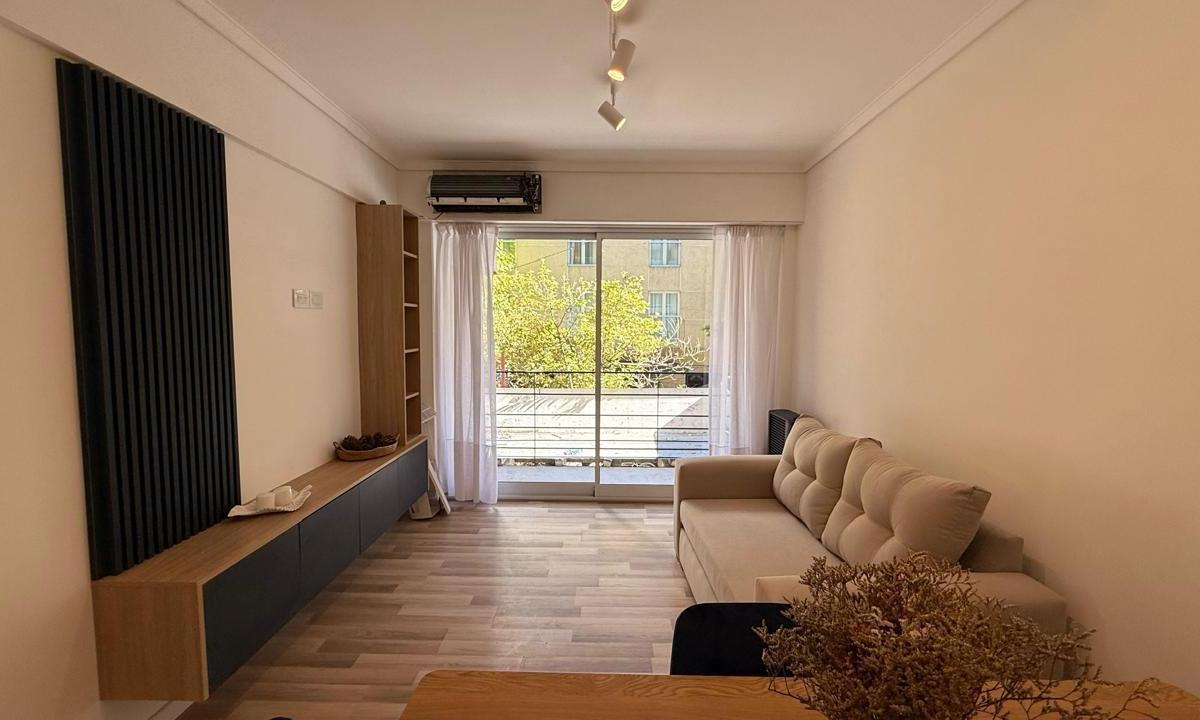 Depto 2 dorm, 40m² con balcón saliente — Corrientes 2058