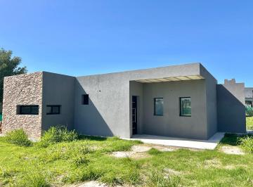 Casa · 130m² · 4 Ambientes · 2 Cocheras · Venta Casa 4 Ambientes con Pileta Medal Country Club