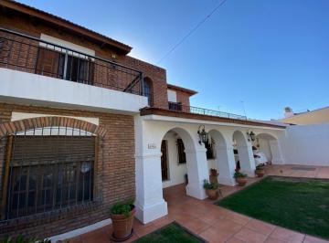 Casa · 330m² · 6 Ambientes · 2 Cocheras · Casa en Venta de 4 Dorm. con Pileta en Rosario - La Florida