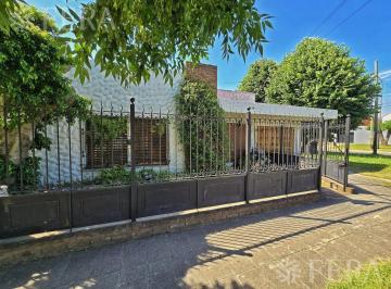 Casa · 116m² · 4 Ambientes · 1 Cochera · Venta de Casa 4 Ambientes con Cochera y Jardín en Quilmes Oeste