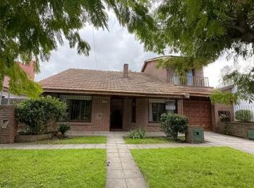 Casa · 208m² · 7 Ambientes · Chalet 7 Amb con Jardin en San Jeronimo