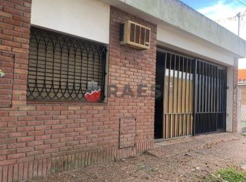 Casa · 143m² · 4 Ambientes · 2 Cocheras · Casa con Gran Ubicacion y Otencial en Castelli Al 800