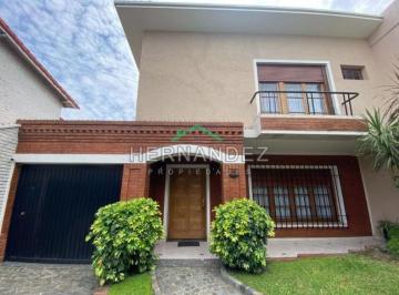 Casa · 295m² · 5 Ambientes · 2 Cocheras · Venta Casa Castelar 5 Ambientes Apta Credito