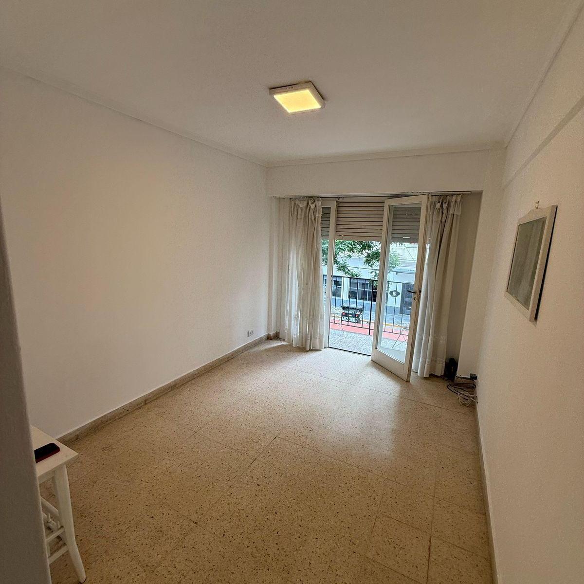Departamento de 2 ambientes A la calle con patio Y dependencia con baño de servicio. Estado original