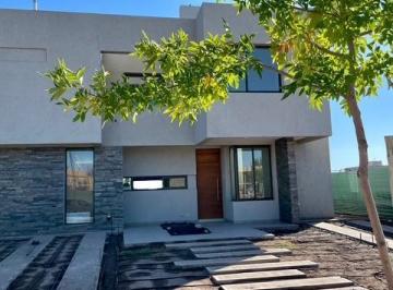 Casa · 93m² · 4 Ambientes · 1 Cochera · Barrio Privado, Dos Dorm Escritorio