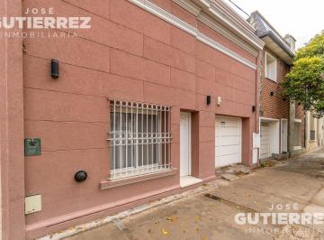 Casa · 129m² · 3 Ambientes · 1 Cochera · Casa Venta Dos Dorm. Excelente Estado