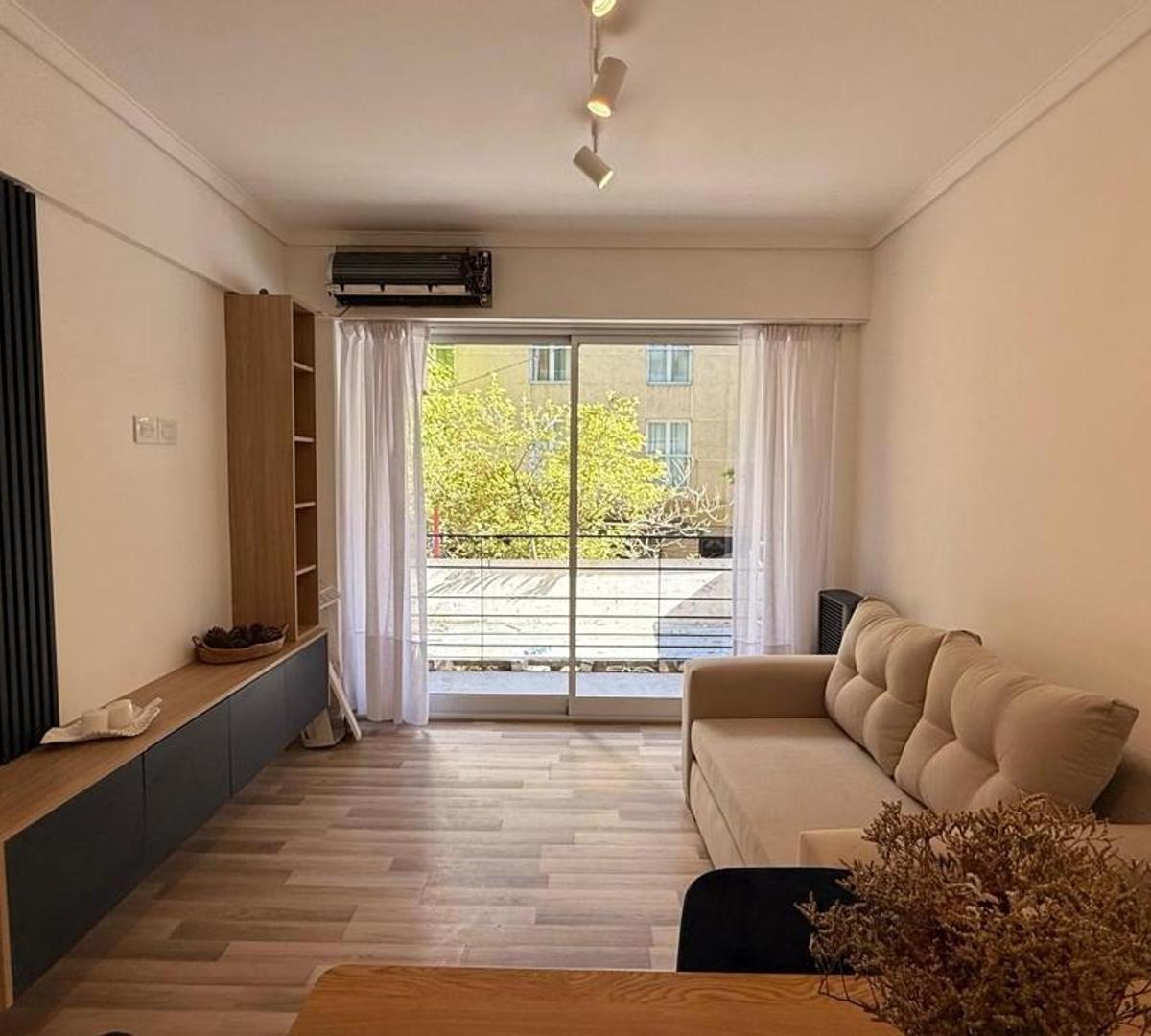 Depto 2 amb, 40m² con balcón y totalmente reciclado — Centro