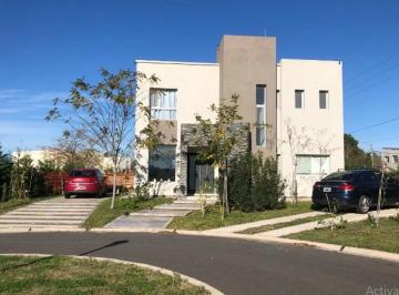 Casa · 150m² · 5 Ambientes · 2 Cocheras · Casa a La Venta en Pilar del Este