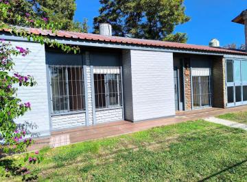 Casa · 100m² · 5 Ambientes · 1 Cochera · Casa de 3 Dorm. y Patio en Neuquén Capital