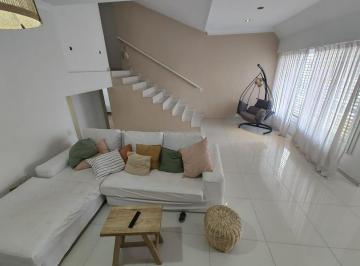 Casa · 249m² · 5 Ambientes · 3 Cocheras · Casa de 5 Ambientes Impecable
