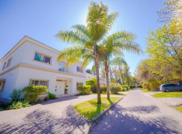 Casa · 287m² · 6 Ambientes · 2 Cocheras · Alquiler Anual - Casa 6 Amb. en B. Los Laureles