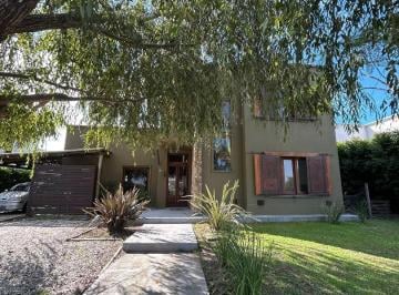 Casa · 180m² · 5 Ambientes · 2 Cocheras · Casa a La Venta Al Lago en San Benito