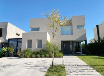 Casa · 250m² · 4 Ambientes · 1 Cochera · Casa en Alquiler en Tipas, Nordelta, Tigre