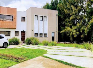 Casa · 228m² · 5 Ambientes · 1 Cochera · Casa 4 Ambientes en Venta - Barrio Las Golondrinas