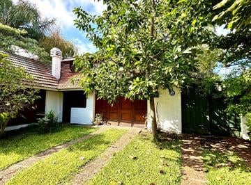 Casa de 5 ambientes, Almirante Brown · Chalet en Lote Doble con Jardín, Cochera y Parque en José Mármol Apto Credito