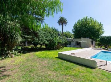 Casa · 350m² · 4 Ambientes · 1 Cochera · Venta Casa con Pileta y Jardin en Marcos Paz. Acepta Permuta y Financiación.