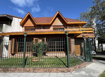 Casa · 200m² · 5 Ambientes · 1 Cochera · Comoda Casa en Dos Plantas con Garage y Jardin en San Isidro.